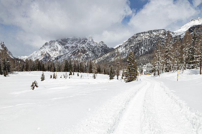 全景道路上的三Cime di拉瓦雷多完全积雪;米苏里纳，奥朗佐·迪·卡多尔，贝卢诺省，白云石